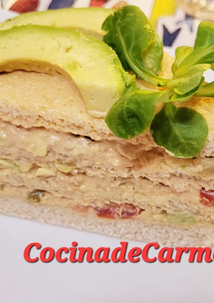 Una foto de Sándwich de atún con aguacate y salsa rosa