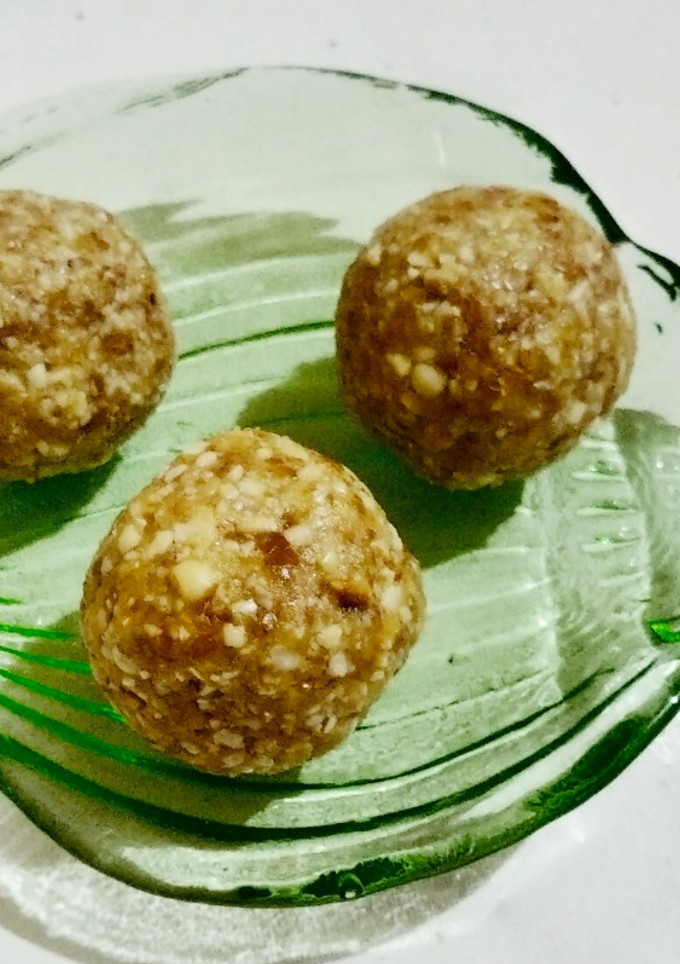 दाण्याच्या कुटाचे लाडू(danyachya kutache ladoo recipe in marathi) रेसिपी चे मुख्य फोटो 