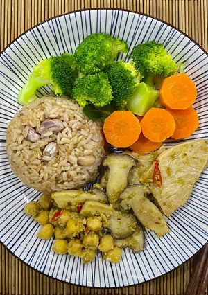 Hình của món Đậu gà & nấm đùi gà xào sả ớt.
