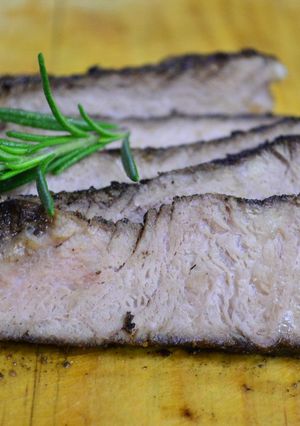 Una foto de Carne al carbón con romero