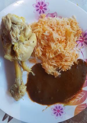 Una foto de Mole con arroz rojo