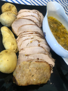 Una foto de Lomo de cerdo al horno con salsa de mostaza, naranja y romero