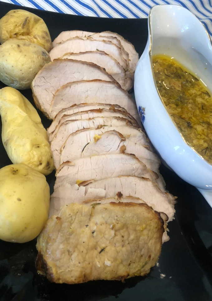 Una foto de Lomo de cerdo al horno con salsa de mostaza, naranja y romero