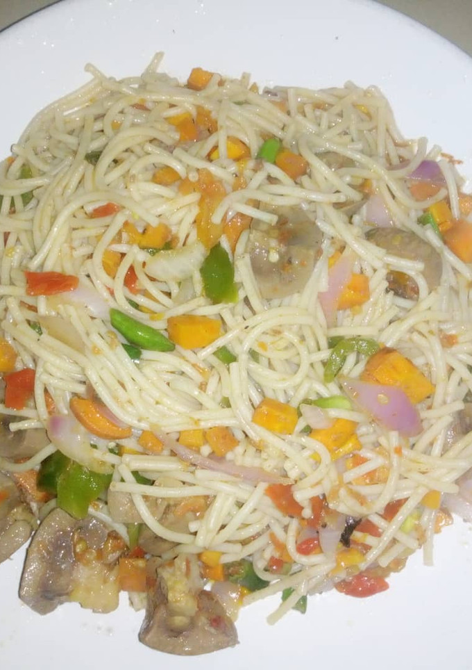 A picture of My vegetable Spaghetti and gizzard😋😋.