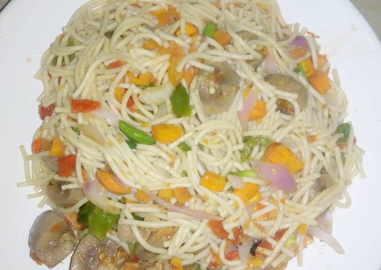 My vegetable Spaghetti and gizzard😋😋