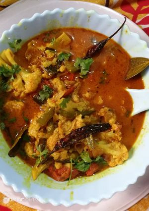 कॉलीफ्लावर करी (cauliflower curry recipe in Hindi) रेसिपी मुख्य फोटो