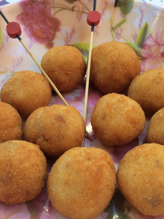 Una foto de Croquetas de jamón, bacon y queso caseras 🐖🧀