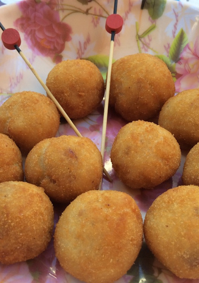 Una foto de Croquetas de jamón, bacon y queso caseras 🐖🧀
