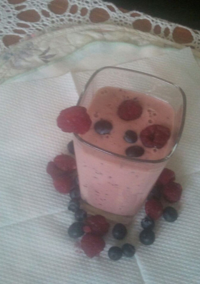 A picture of Blueberry and raspberry smoothie.