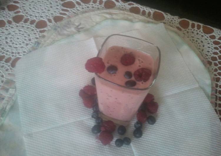 Blueberry and raspberry smoothie