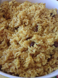 Una foto de Arroz al curry con piñones y pasas