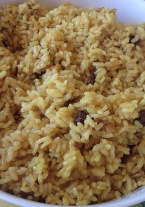 Foto principal de Arroz al curry con piñones y pasas