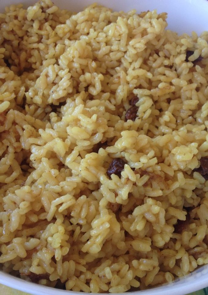 Una foto de Arroz al curry con piñones y pasas