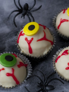 Una foto de Cake Pops de Halloween con forma de Ojos