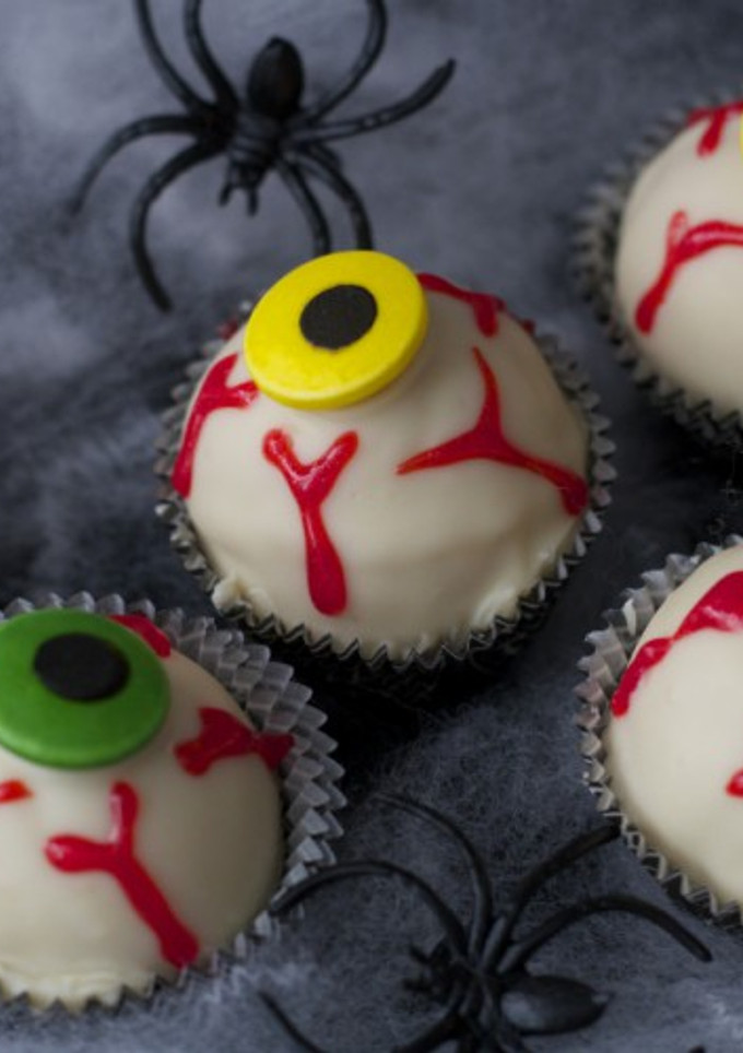 Una foto de Cake Pops de Halloween con forma de Ojos