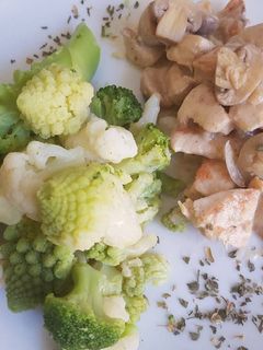 Una foto de Pollo con champiñones y cerveza