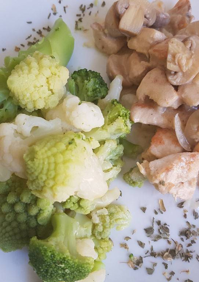 Una foto de Pollo con champiñones y cerveza