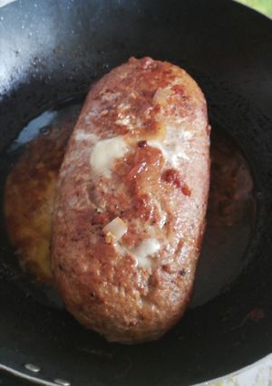 Foto di Polpettone ripieno di uova e formaggio