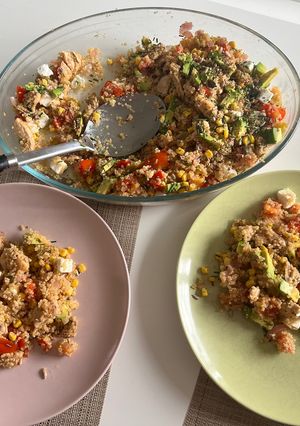 Una foto de 🥗 Bowl templado de quinoa, pollo y verduras