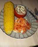 Tomates rellenos de lentejas y atún. Ensalada de zanahoria
