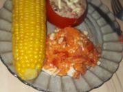 Una foto de tomates rellenos con choclo