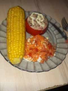 Una foto de Tomates rellenos de lentejas y atún. Ensalada de zanahoria