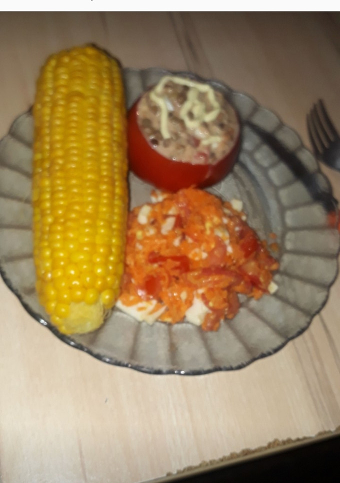 Una foto de Tomates rellenos de lentejas y atún. Ensalada de zanahoria