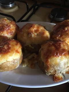 Una foto de Patatas rellenas de jamón ibérico y queso gratinadas al horno