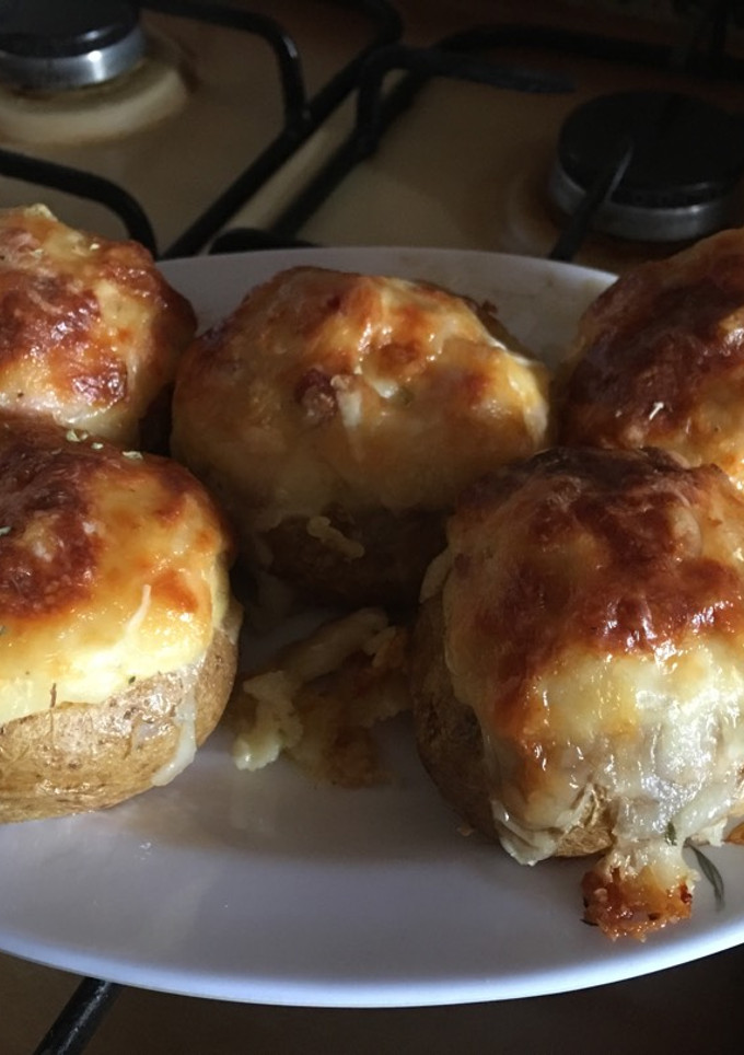 Una foto de Patatas rellenas de jamón ibérico y queso gratinadas al horno