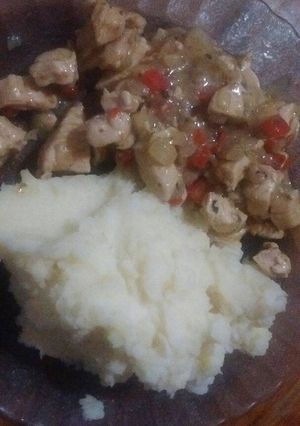 Una foto de Pechuga salteada con puré