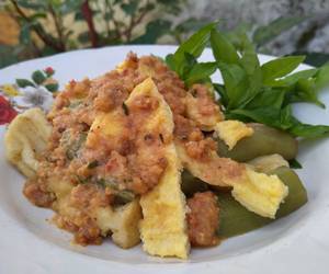 Masakan Populer Terong, Tahu, Telur Siram Bumbu Pecel Gurih Mantul