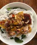Bún mắm thịt heo quay