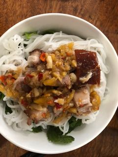 Hình của món Bún mắm thịt heo quay.
