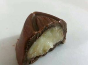 Foto de Bombom de chocolate ao leite com recheio de creme de coco