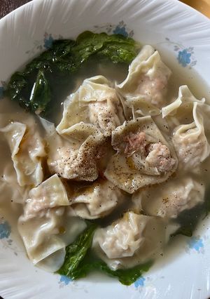 Hình của món Hoành thánh tôm thịt.