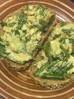 Una foto de Tostadas con revuelto de espárragos, cebolla tierna y ajo