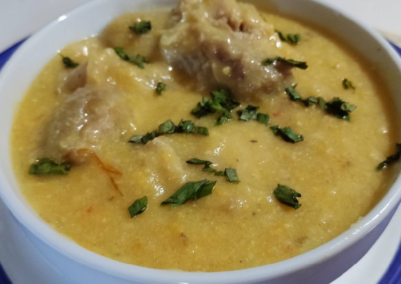 Crema de maíz con tamales y codillo de cerdo