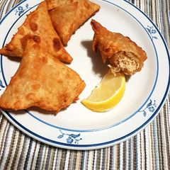 A picture of Chicken Samosas.