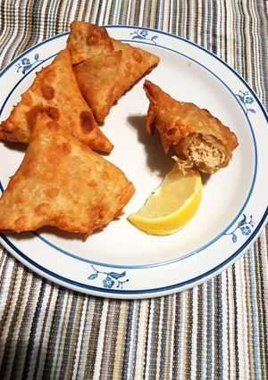 A picture of Chicken Samosas.