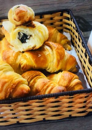 Hình của món Croissant- Taste of Paris.