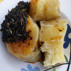 A picture of Boiled potatoes with scent leaves sauce.