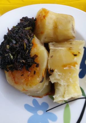 A picture of Boiled potatoes with scent leaves sauce.