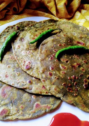 पराठा (paratha recipe in marathi) रेसिपी चे मुख्य फोटो 