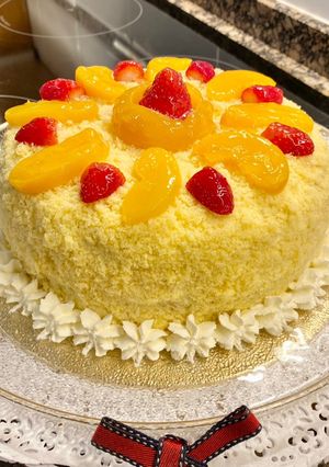 Una foto de Tarta con frutas y nata