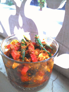 गाजर लहसुन मिर्च का इंस्टेंट अचार (Gajar lahsun mirch ka instant achar recipe in Hindi) रेसिपी मुख्य फोटो