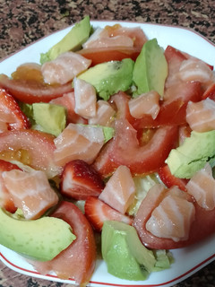 Una foto de Ensalada de fresas y salmón