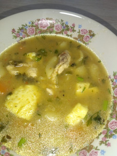 Una foto de Sopa de pollo con queso 🍗🧀