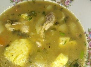 Una foto de Sopa de pollo con queso 🍗🧀