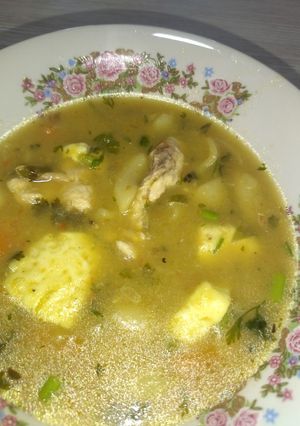 Una foto de Sopa de pollo con queso 🍗🧀