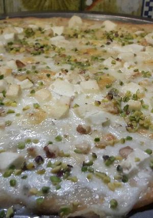 Foto di Pizza ai 5 formaggi con pistacchio e noci